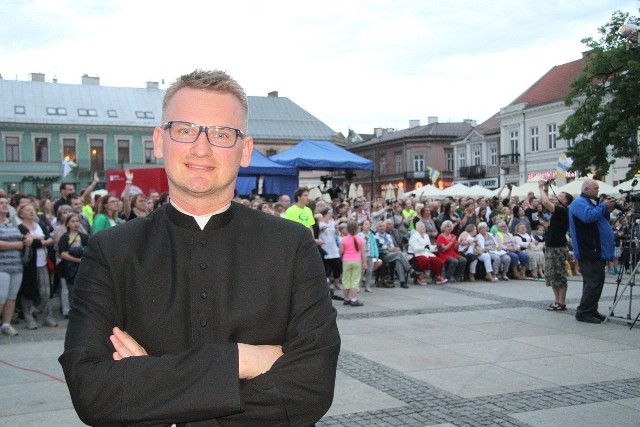 Setki osób uczestniczą w Uwielbieniu na Rynku. Na pierwszym planie główny organizator - ksiądz Marcin Boryń.