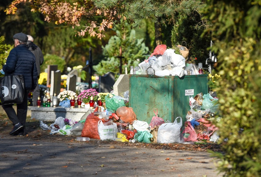 Problem śmieci po Wszystkich Świętych. Ile plastiku pozostawiają po sobie na cmentarzach Polacy? Zobacz!