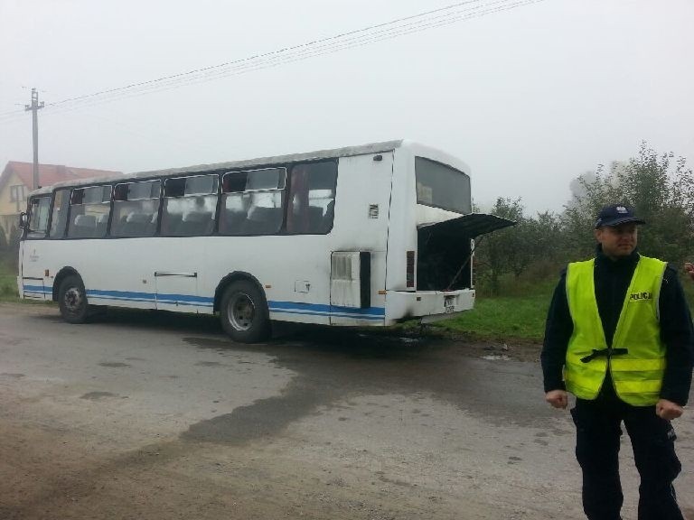 Akcja służb ratunkowych w Linowie. Dym z autobusu z dziećmi