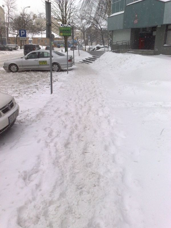Do I Urzędu Skarbowego przez śniegi. Zobacz zdjęcie Czytelnika.