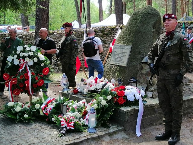Tak wyglądały niedzielne uroczystości uczczenia pamięci bohaterskiego majora Dobrzańskiego w Szańcu Hubala w Anielinie.