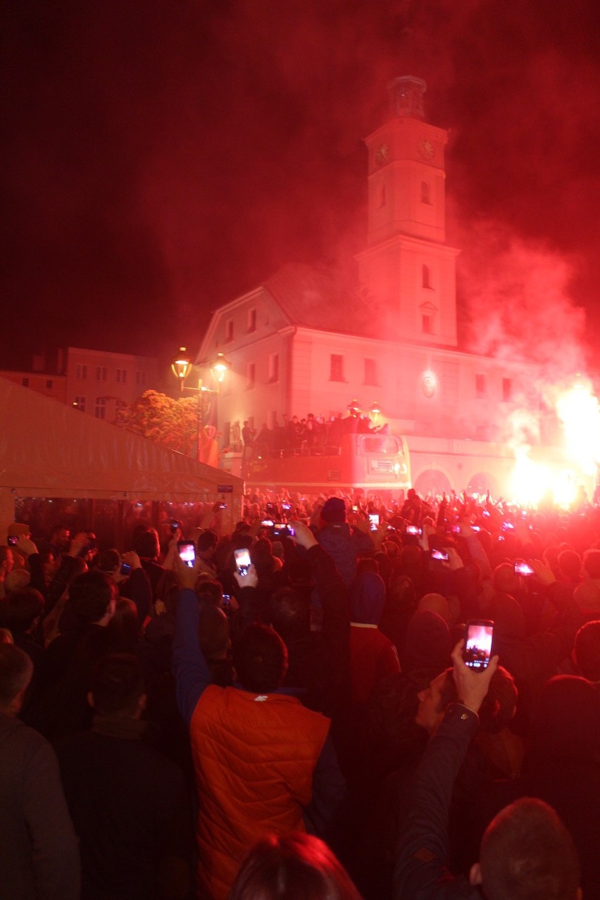 Kibice Piasta Gliwice świętują wicemistrzostwo Polski na...