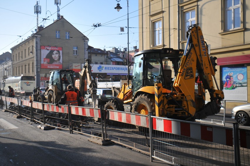 Kraków. W Podgórzu demontują stare torowisko. Roboty za ponad 4 mln zł zakończą się w lutym [ZDJĘCIA]