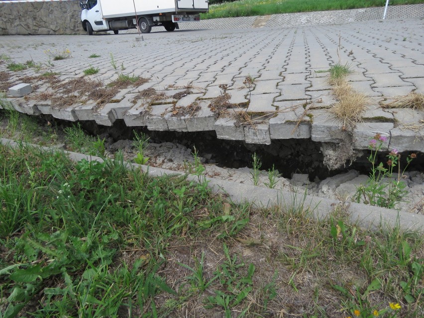 Zapadł się parking znajdujący się tuż nad brzegiem skarpy, a...