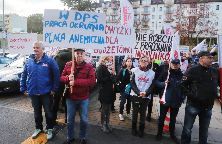 Pikieta Solidarności przed siedzibą ZWiK w Szczecinie. Chcą m.in. podwyżek [WIDEO, ZDJĘCIA]