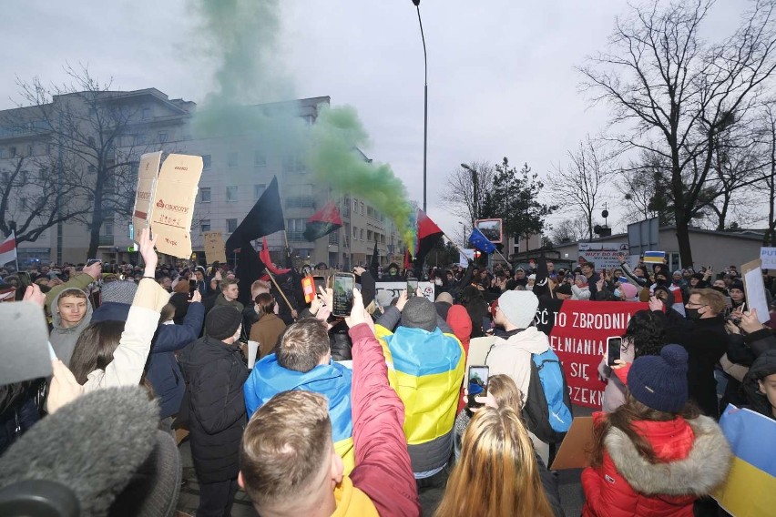 - To jest z zbrodnia przeciwko ludzkości - krzyczał zebrany...