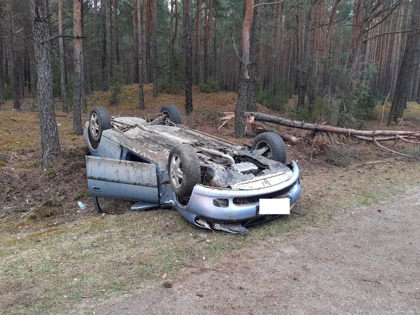 Wypadek w Nowym Bosewie. Samochód wypadł z drogi i uderzył w drzewo. Samochód dachował. 21.04.2022 Zdjęcia