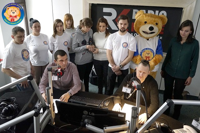 Spot nagrano w czwartek w Radiu Kielce. Apelowi muzyka i policjanta przysłuchiwała się Monika (w środku w szarej bluzie) wraz z mamą.