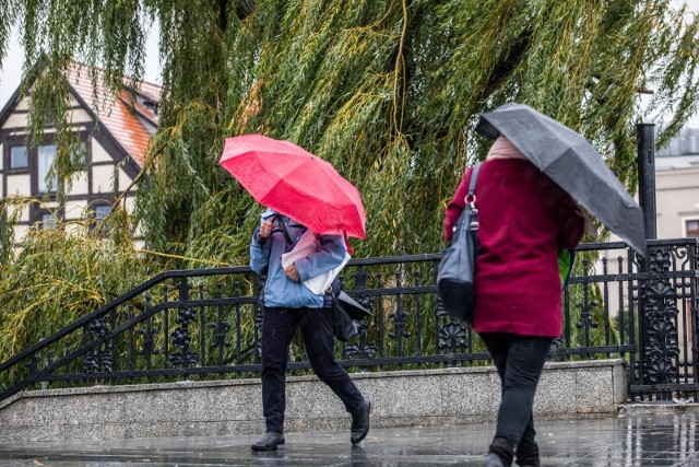 IMGW ostrzega. Uwaga na intensywne opady deszczu z burzami