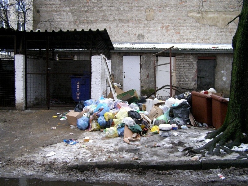 Śmieci zostały na święta. Tak wygląda podwórko w centrum Białegostoku. (zdjęcia)