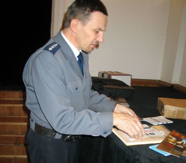 Organizatorzy przygotowali materiały informacyjne o odpowiedzialnej sprzedaży. Na zdjęciu Andrzej Barnaś z Komendy Miejskiej Policji w Tarnobrzegu.