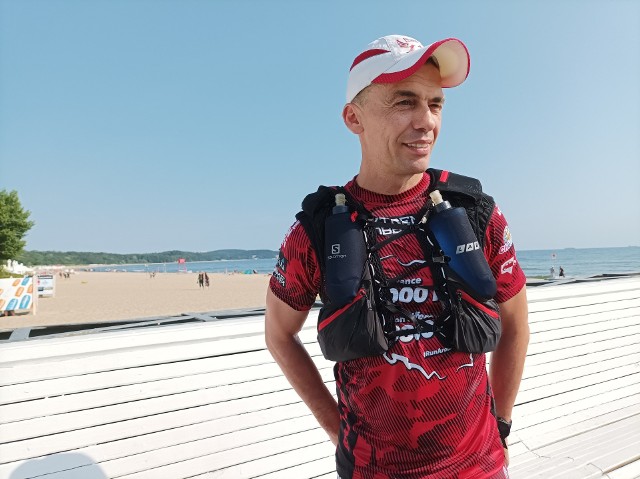 Artur Kujawiński na starcie swojego biegowego wyzwania Run Around Poland