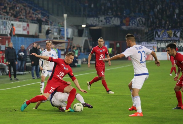 Ruch przegrał śląskie derby w Gliwicach z Piastem i znalazł się w strefie spadkowej Ekstraklasy. Niebiescy nie wygrali od 12 września