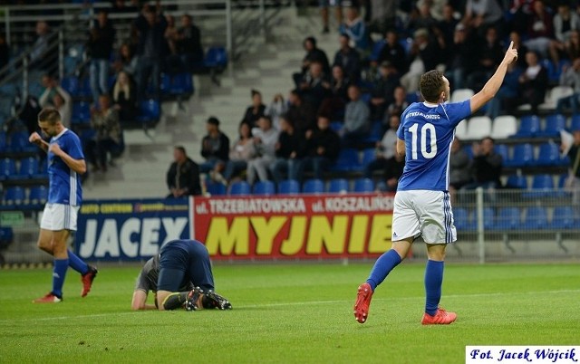 Cztery gole Kotwicy w pierwszej połowie rzuciły gości na kolana.W poprzednim sezonie Świt dwukrotnie rozbił Kotwicę po 3:0. W piątkowy wieczór, Biało-niebiescy wzięli srogi rewanż za tamte niepowodzenia.O losach meczu przesądziła pierwsza połowa, w której kołobrzeżanie dali prawdziwy koncert skuteczności. Wynik otworzył na początku 4. minuty Gracjan Kuśmierek, a w 8. min podwyższył Piotr Wojtasiak. W 17. min Kotwica wywalczyła rzut karny. Faulowany w szesnastce był Dawid Wolny, a pewnym egzekutorem jedenastki Sebastian Deja. Demolkę gości zakończył ten, który rozpoczął strzelanie w tym meczu, a więc Kuśmierek. Po zmianie stron widowisko nie było już tak ciekawe. Goście kończyli mecz w dziesiątce, po dwóch żółtych kartkach dla Macieja Wyganowskiego, który wcześniej zmarnował najlepszą okazję dla gości na honorowego gola. Kotwica Kołobrzeg - Świt Skolwin 4:0 (4:0) 1:0 Kuśmierek (4.), 2:0 Wojtasiak (8.), 3:0 Deja (18. karny), 4:0 Kuśmierek (27.). Kotwica: Grejber - Witt, Kieruzel, Słodowy, Gutowski, Peroński, Deja (45. Szymański), Ciarkowski (66. Chyła), Kuśmierek (46. Łyszyk), Wojtasiak, Wolny (64. Gaszka). 