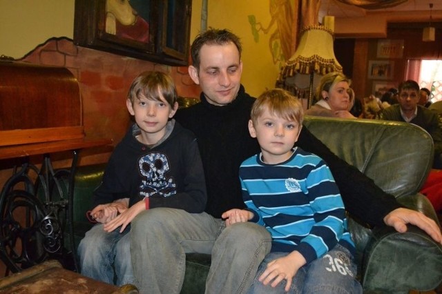 (z prawej) przyjechał do Solca z bratem Jaśkiem i rodzicami. Na zdjęciu chłopcy z tatą Wojciechem w kawiarni "Retro&#8221;, gdzie zaproszono gości na obiad