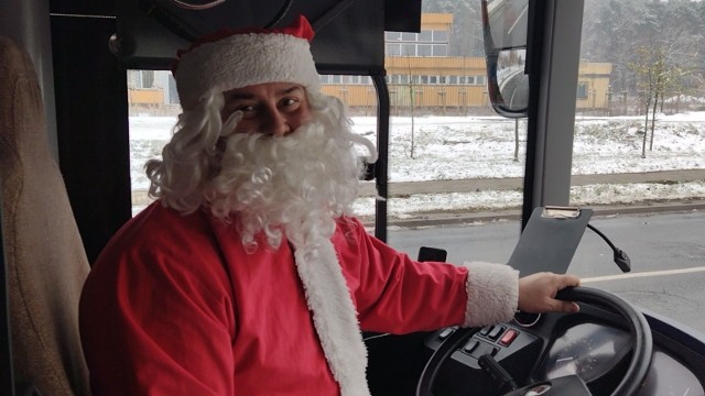 Mikołaj Jacek prowadził swój magiczny autobus ulicami Zielonej Góry i wywoływał uśmiech na wszystkich twarzach. Najmłodsi mogli liczyć na niespodzianki