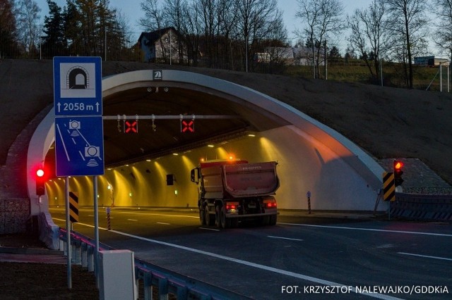 Tunel im. Marii i Lecha Kaczyńskich w ciągu zakopianki pomiędzy miejscowościami Napraw i Skomielna Biała został otwarty w listopadzie ub. r.