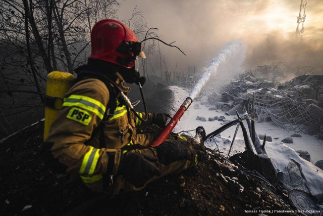 Chociaż pożar został opanowany, walka z nim nadal trwa. Na miejscu działania prowadzą 24 zastępy i 73 strażaków.