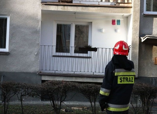 Strażacy znaleźli ciało w płonącym mieszkaniu.