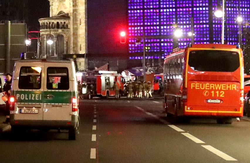 Niemcy: Zamach na Breitscheidplatz w Berlinie. Ciężarówka wjechała w ludzi na jarmarku świątecznym