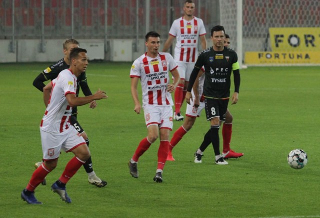 Przewidujemy skład Apklan Resovii na mecz 6. kolejki Fortuna 1 Ligi z Odrą. Typujemy, że w Opolu trener Szymon Grabowski może nieco pomieszać w wyjściowej "11". Szansę mogą dostać nowi młodzieżowcy.KOLEJNE NAZWISKA NA KOLEJNYCH SLAJDACH --->ZOBACZ TAKŻE - Anna Miros, była siatkarka reprezentacji Polski, złota medalistka mistrzostw Europy 2003 o zakończeniu kariery [STADION][xlink]0b5bec1c-8734-9b98-5f2f-038d8328ddc8,5b20a192-4b34-c4ec-c5b6-2460b6903f01[/xlink]