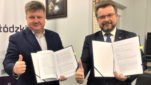 Umowę na przebudowę ujęcia z wójtem Danielem Koładą (z lewej) podpisał Piotr Adamczyk, wicemarszałek województwa łódzkiego.