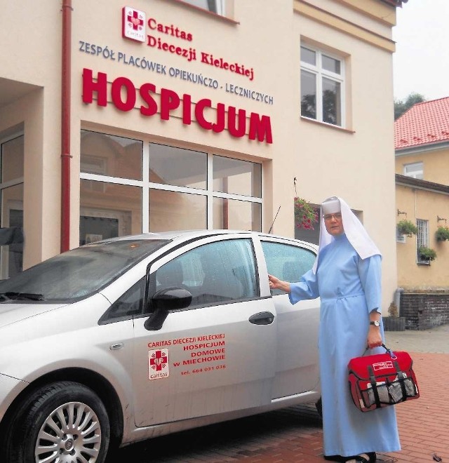 Siostra Alicja gotowa do kolejnego wyjazdu hospicjum domowego