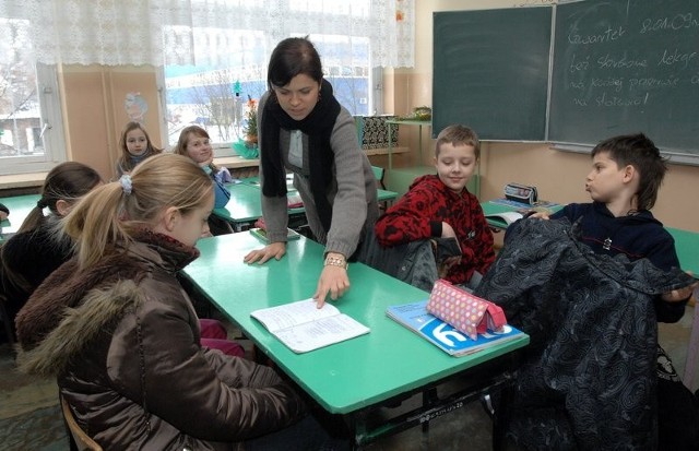 Na lekcji angielskiego w V b większość dzieci siedziała wczoraj w kurtkach. - Prowadzę tak zajęcia, żeby dzieci trochę się ruszały - tłumaczy nauczycielka Magda Kubiak.