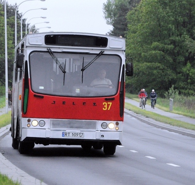 Powódź zmusiła władze Przedsiębiorstwa Miejskiej Komunikacji Samochodowej w Tarnobrzegu do zmiany rozkładu jazdy autobusów linii numer "11&#8221;.