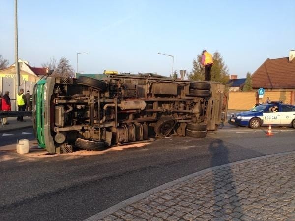 Wjazd na trasę S11 pod Jarocinem od strony Kalisza był całkowicie zablokowany przez... buraki.