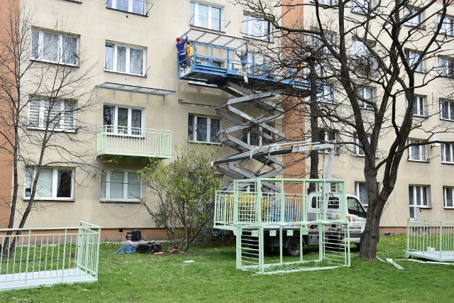 Obecnie trwa montowanie balkonów przy ulicy Pułaskiego w Tarnowie