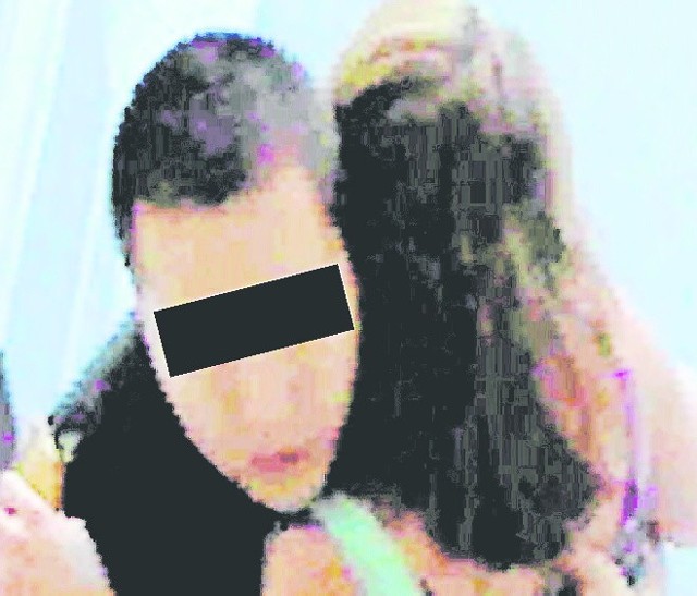 Wizerunek Dawida Z. opublikowano w mediach. Widać na  zdjęciu, że "przytula się" do jednej z pokrzywdzonych kobiet.