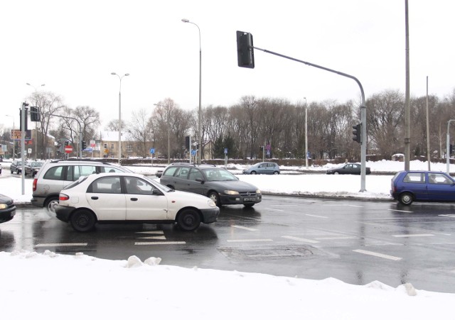 Od kilku miesięcy światła na rondzie Kotlarza nie działają. Kierowcy są zgodni: jeździ się sprawniej.