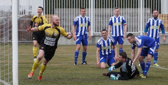 Piłkarze Stali Gorzyce (biało-niebieskie stroje) w sobotę zagrają w Tuczempach z miejscowym Piastem.