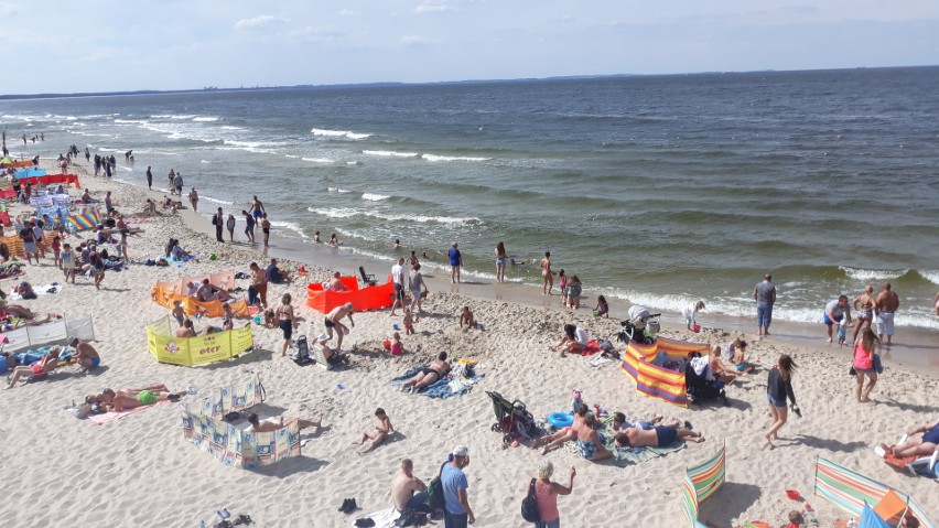 Weekend w Międzyzdrojach. Tłumy na plaży i promenadzie 