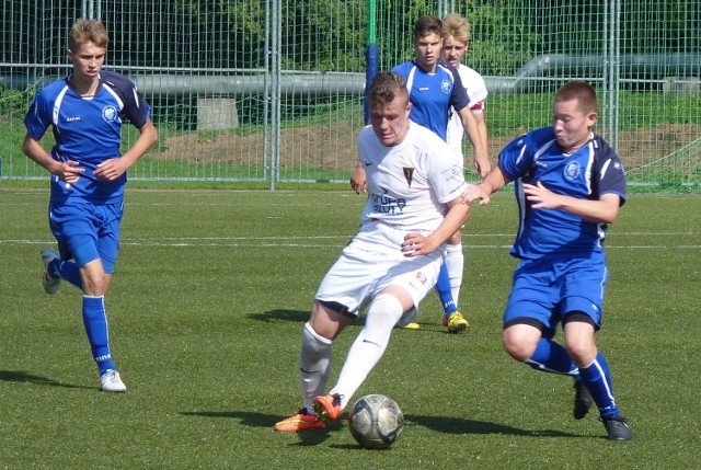 Juniorzy młodsi Bałtyku Koszalin (niebieskie stroje) ulegli swoim rówieśnikom z Pogoni Szczecin 0:2.