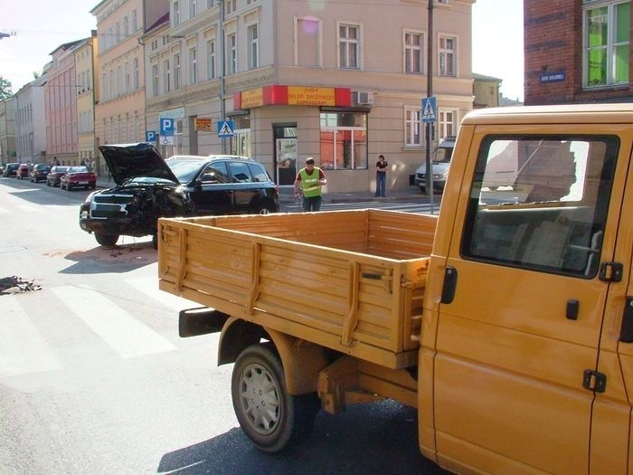 Na ul. Armii Krajowej doszlo do groLnego wypadku. Zderzyly...