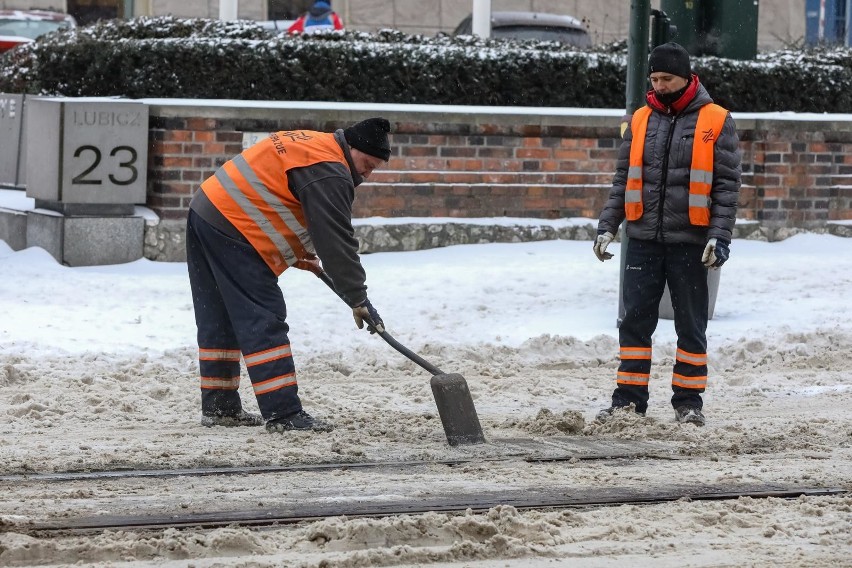 Kraków. Wnioskują o zakup tramwaju do czyszczenia torowisk