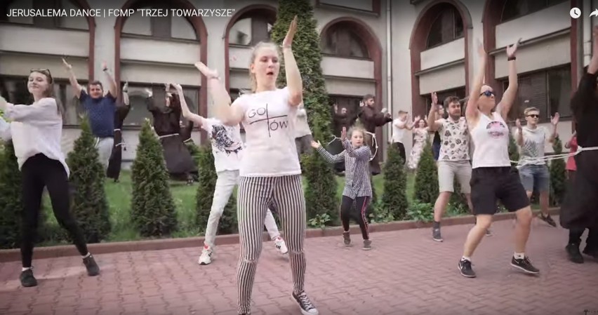 Jerusalema Challenge w Chorzowie. Młodzież i franciszkanie tańczyli przed Stadionem Śląskim i przy parafii w Klimzowcu