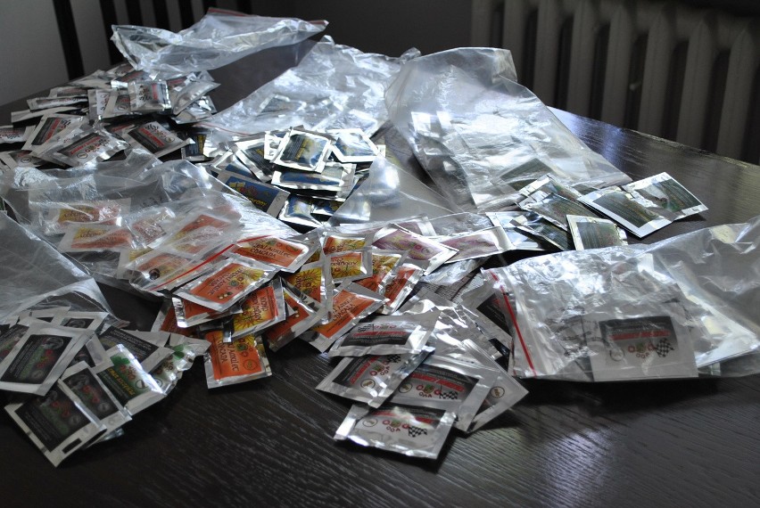 Kontrola sklepów z dopalaczami w Łódzkiem. Policja i sanepid zarekwirowali 300 produktów [ZDJĘCIA]