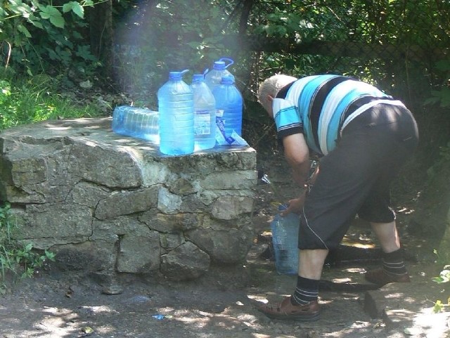 SANEPID ostrzega przed piciem wody ze źródełka przy Gajowej, ale ludzie nic sobie z tego nie robią.