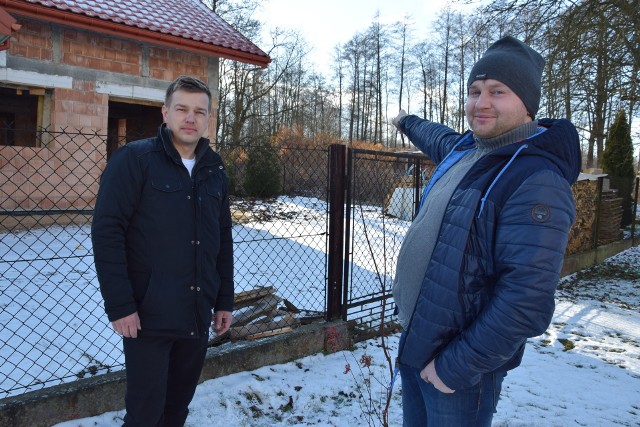 Marcin Małecki i Piotr Świerk mieszkają przy ul. Długiej. Planowana obwodnica Lisiej Góry będzie przebiegać w sąsiedztwie ich domów. Przeciwko tej lokalizacji drogi protestuje ponad 160 osób.