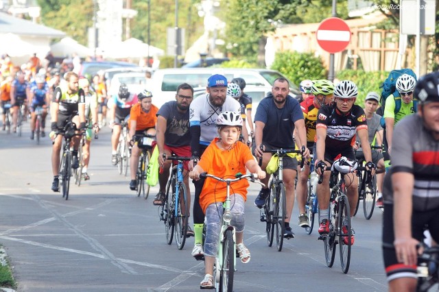 Dziś (piątek) o godzinie 17.00 z parkingu przy hotelu Interferie przy ulicy Uzdrowiskowej wystartowała kolejna "Masa Krytyczna" połączona z Honorowym startem do Ultramaratonu Kolarskiego Bałtyk - Bieszczady TOU z cyklu Pucharu Świata Ultramaratonów Kolarskich UMCA.Gościem specjalnym był Mistrz Olimpijski Marek Kolbowicz.Uczestnicy Masy wraz z zawodnikami ultramaratonu przejechali na plac Wolności. Jeszcze dziś o godzinie 20.00 z pokładu promu „Bielik” (po stronie Warszowa) pierwsza tura zawodników wystartuje na trasę ultramaratonów. Kolejna w sobotę o godzinie 8.00. W sumie w maratonie weźmie udział 370 zawodników. Do pokonania będą mieli 1008 km.Foto z Masy Krytycznej, której trasa wiodła ulicami miasta.ZOBACZ WIĘCEJ ZDJĘĆ >>>