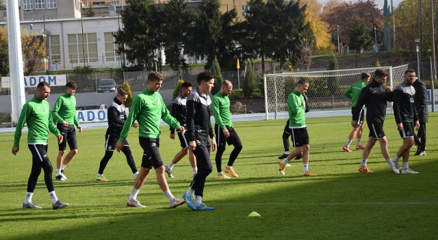 Piłkarze Radomiaka Radom w 1/16 Fortuna Pucharze Polski zagrają w sobotę o godzinie 17 w Siedlcach z miejscową Pogonią. Dariusz Banasik, trener Radomiaka zapowiada, że jego zespół zagra w najmocniejszym składzie i interesuje go tylko awans do kolejnej pucharowej rundy. Zobacz zdjęcia z piątkowego treningu Radomiaka>>>