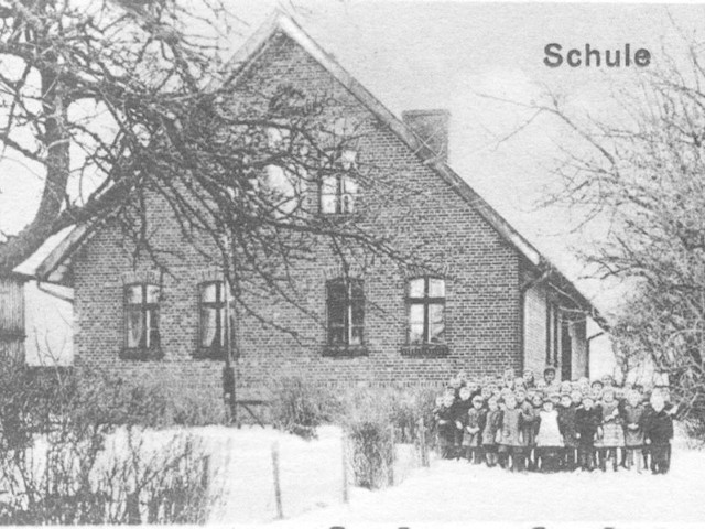 Budynek szkoły w Gwiazdowie , przed 1914 rokiem