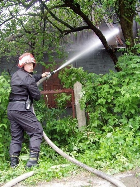 Akcję strażakom utrudniały gęsto rosnące wokół domu drzewa.