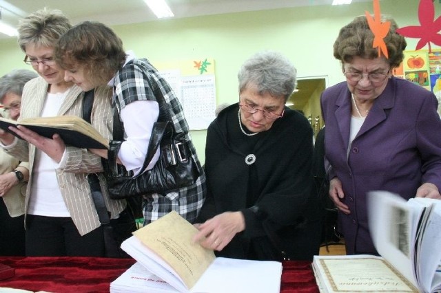 Absolwenci podstawówki oglądając szkolne kroniki mieli okazję do wspomnień.