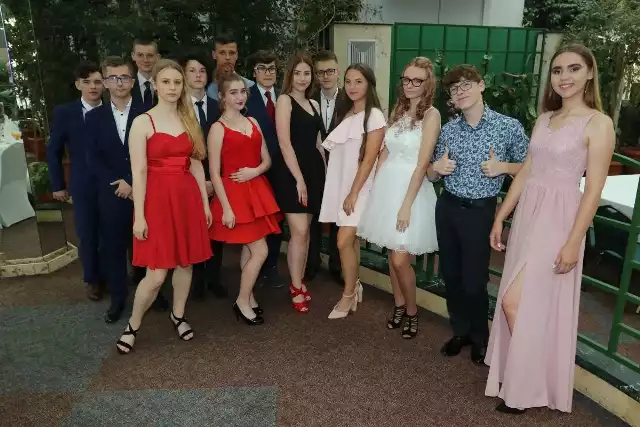 54 uczniów  Gimnazjum numer 3 w Kielcach bawiło się w piątek, 14 czerwca w Hotelu Kongresowym. Nastrój niewiele odbiegał od tradycyjnych studniówek, gimnazjaliści swój wieli bal rozpoczęli tradycyjnym Polonezem.Więcej zdjęć na kolejnych slajdach. Dziewczyny ubrane w piękne suknie prezentowały się zjawiskowo, wrażenie robili też chłopcy ubrani w eleganckie koszule i marynarki. Bal na pewno na długo zostanie w pamięci zarówno uczniów jak i nauczycieli.