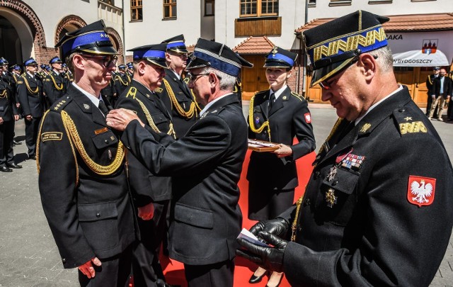 We wtorek 30 maja, na terenie Jednostki Ratowniczo-Gaśniczej nr 1 w Bydgoszczy odbyły się uroczystości obchodów Dnia Strażaka organizowane przez Komendę Miejską Państwowej Straży Pożarnej w Bydgoszczy. Wręczono odznaczenia i akty nadania stopni