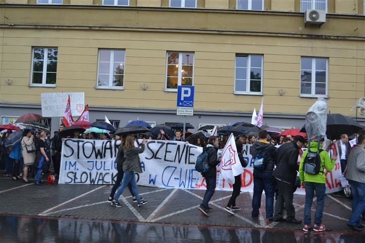 Częstochowa: Protest w obronie I Liceum Ogólnokształcącego...